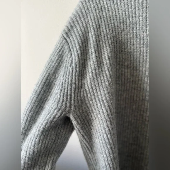 Uniqlo Knitted Gray V-neck Pullover Sweater - Picture 6 of 6